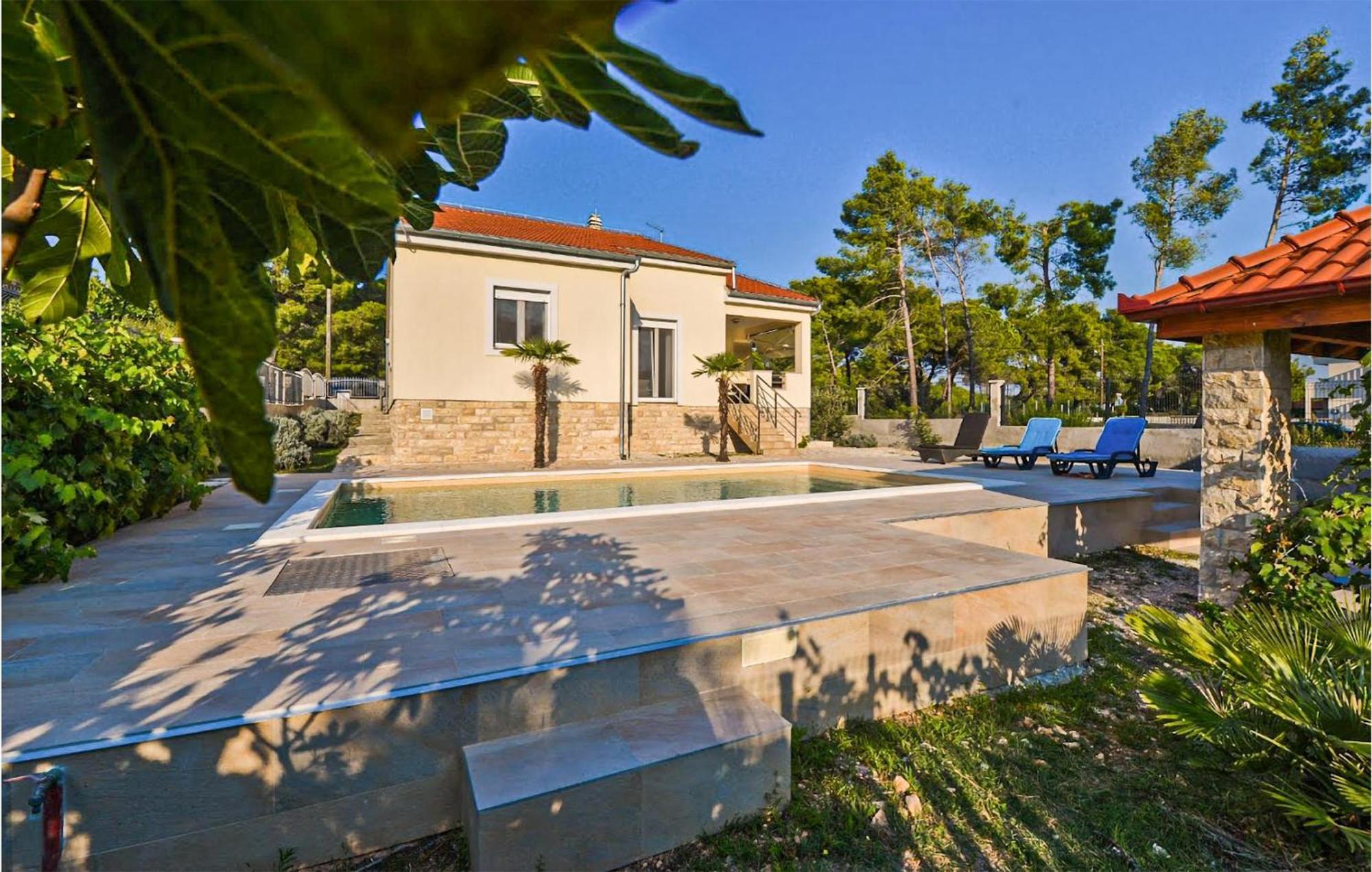 2 Bedroom Cozy In Holiday home Bibinje